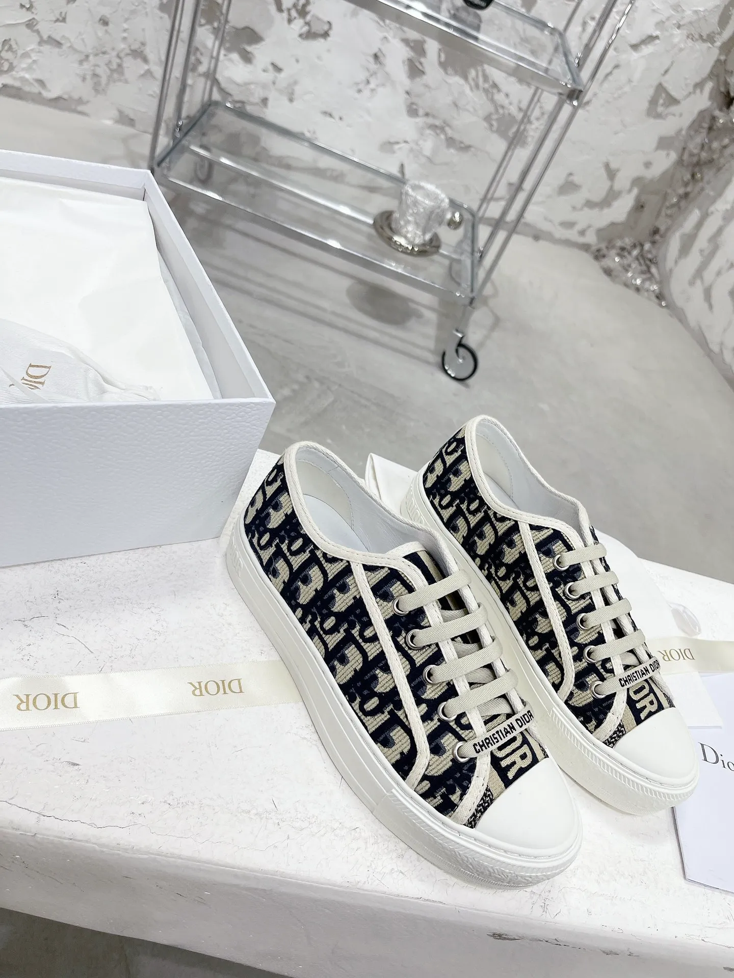 👟👟Ex-factory price 480 WALK N DIOR embroidered canvas shoes, flat casual shoes, Valentine's Day limited edition sneakers series, 100% cotton silk double-sided three-dimensional embroidery, hot sale in authentic stores, Ins star Internet celebrity concave style show.  All materials of this shoe are original molds, right down to the hardware, laces, outsole, 👟👟 ex-factory price U mid-pad... The upper fabric is made of double-sided pure cotton silk three-dimensional electric embroidery. Each style looks colorful, but it does not make it difficult to match clothes. The entire series is like a piece of handicraft, unique!  ▪️Inner lining: full-grain mixed sheep silk sheepskin ▪️Foot pads: imported cowhide of the same color, comfortable to the feet ▪️My last style is exactly the same as Z👟👟 ex-factory price, welcome to compare. My color matching is complete, and the counter has a full set of packaging. Code number: 35-40 (women's model 41 is custom-made and cannot be returned or exchanged)